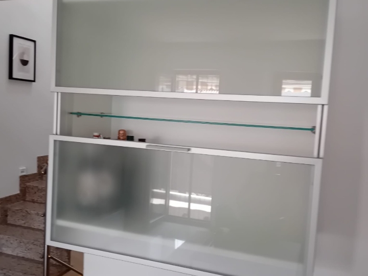 Vitrina zidna s kliznim vratima