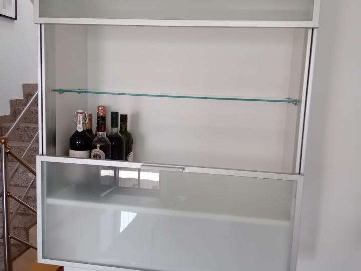 Vitrina zidna s kliznim vratima