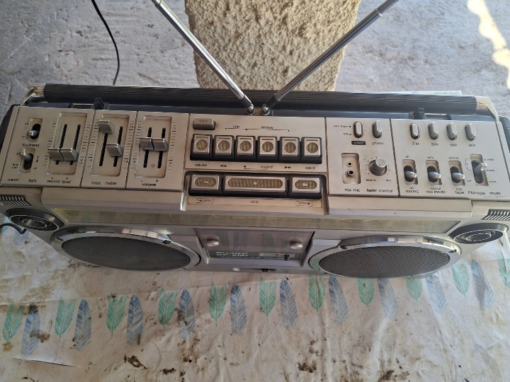 Sharp radio kazetofon