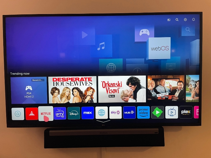 LG 65" (164 cm) 4K UHD Smart TV - 65UM7450PLA