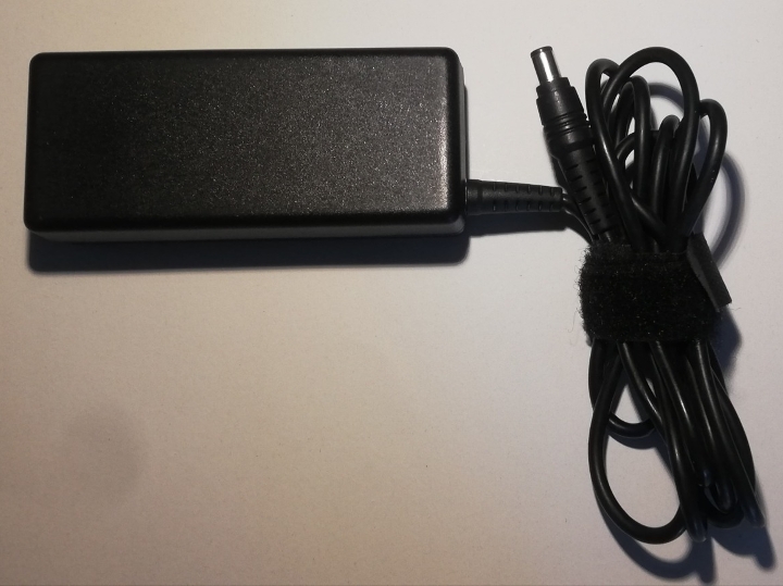 Adapter napajanja 15V- 4A za Sony, Compaq i Toshiba laptope