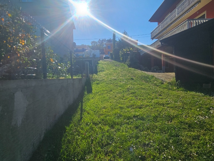Zemljište sa strujom, vodom i  gospodarskim objektima u Marinićima