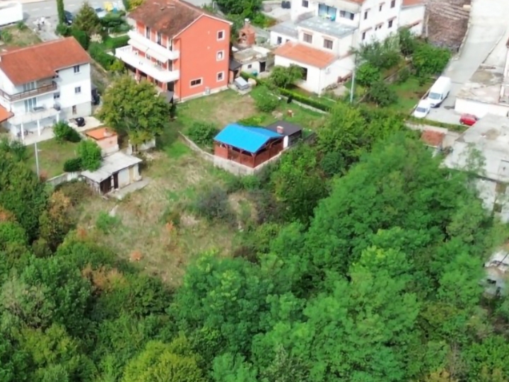 Zemljište sa strujom, vodom i  gospodarskim objektima u Marinićima