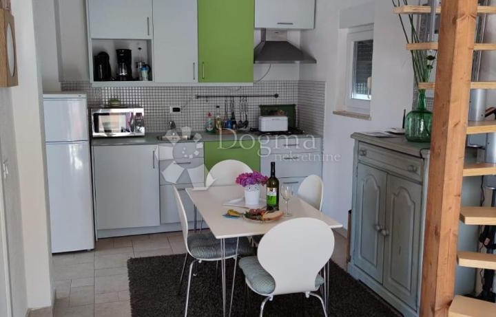 Ekskluzivno! Apartmanska vila u blizini mora