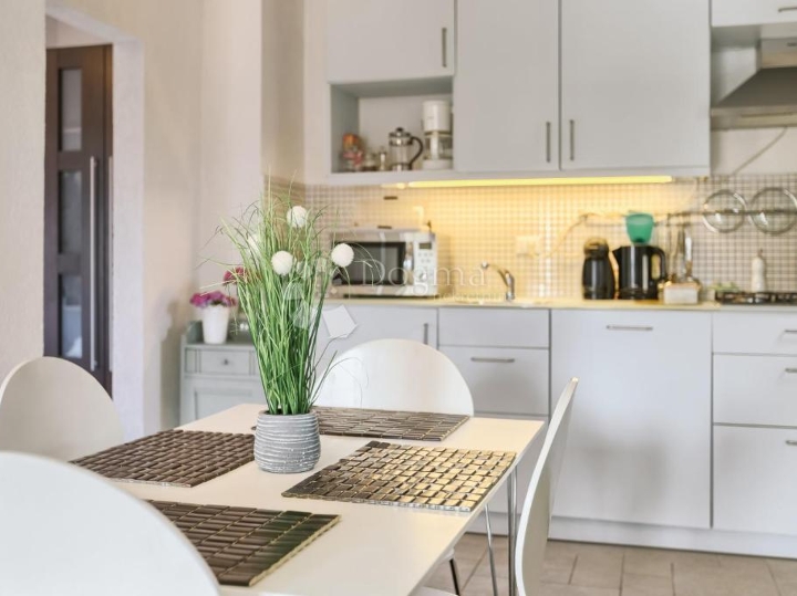 Ekskluzivno! Apartmanska vila u blizini mora