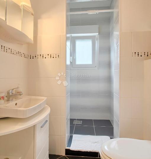 Ekskluzivno! Apartmanska vila u blizini mora