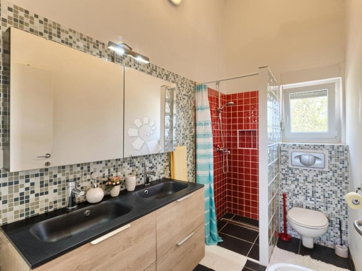 Ekskluzivno! Apartmanska vila u blizini mora