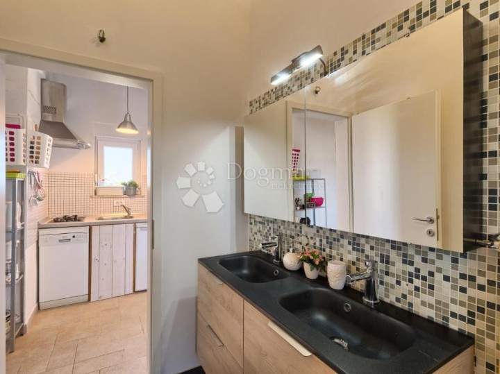 Ekskluzivno! Apartmanska vila u blizini mora