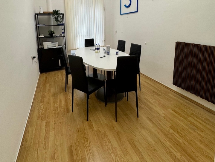 Poslovni prostor u strogom centru, 13m2