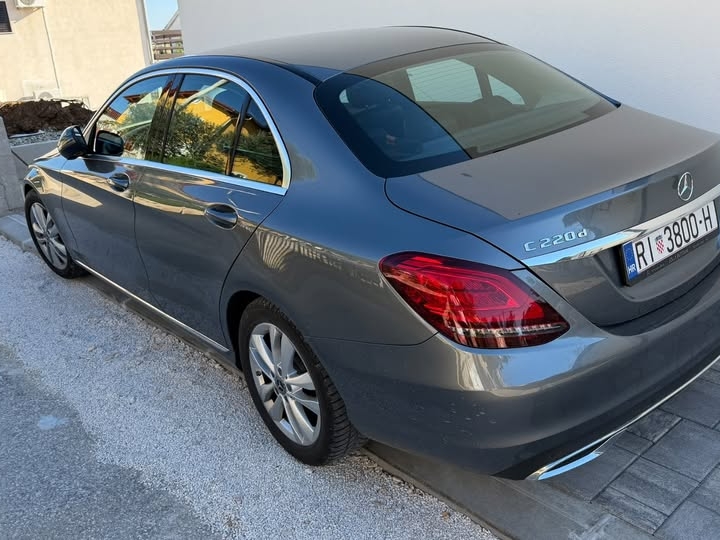 Mercedes-Benz C220D