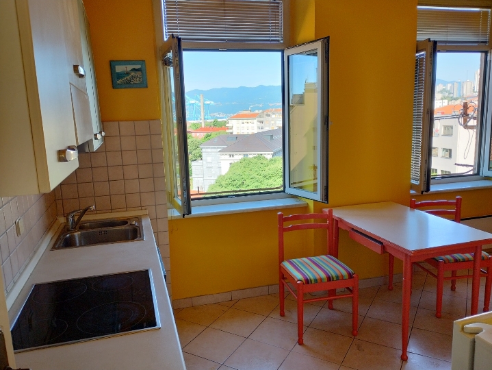 Rijeka, Centar – 68 m², 2 sobe, pogled na more, blizina fakulteta