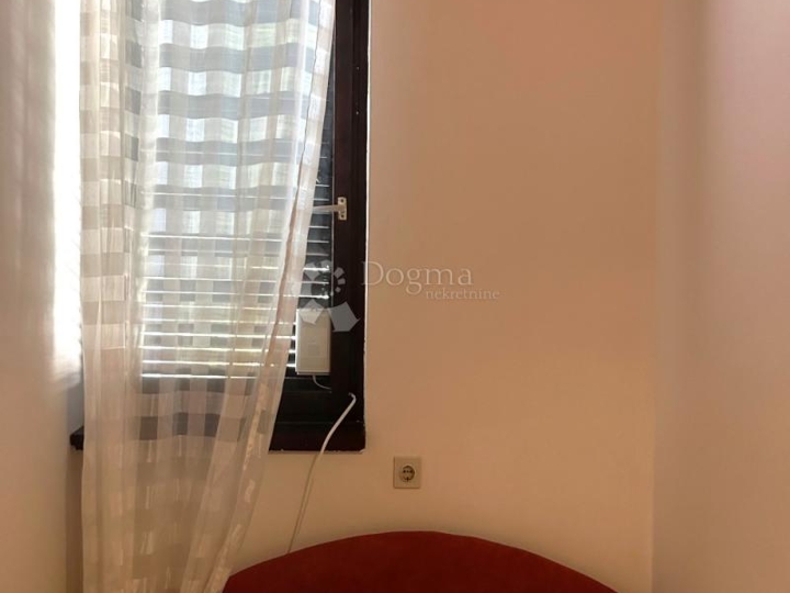 Červar-Porat - lijep stan s velikim balkonom i galerijom