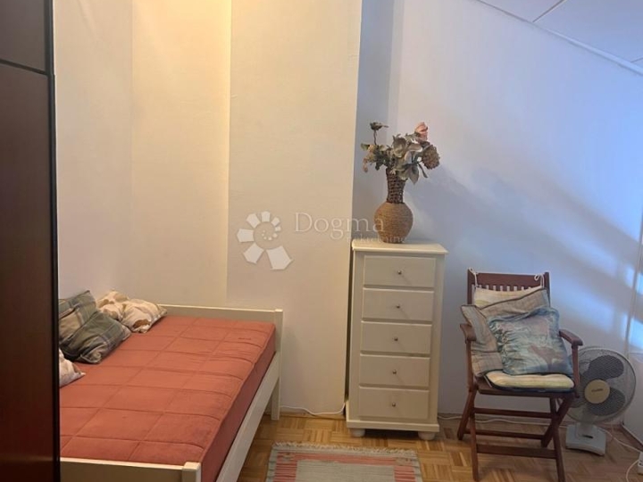Červar-Porat - lijep stan s velikim balkonom i galerijom