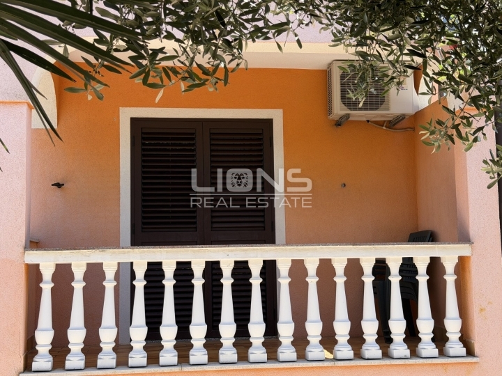 Otok Krk, Omišalj, 2Skl., balkon + privatan parking