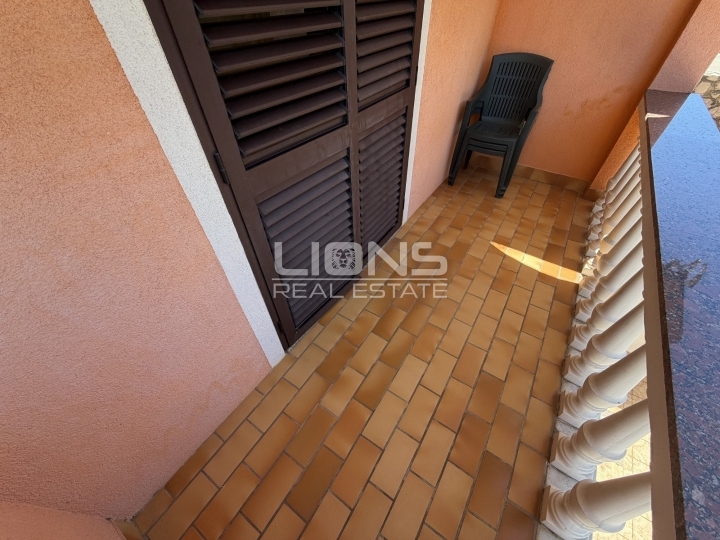 Otok Krk, Omišalj, 2Skl., balkon + privatan parking