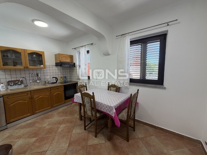 Otok Krk, Omišalj, 2Skl., balkon + privatan parking