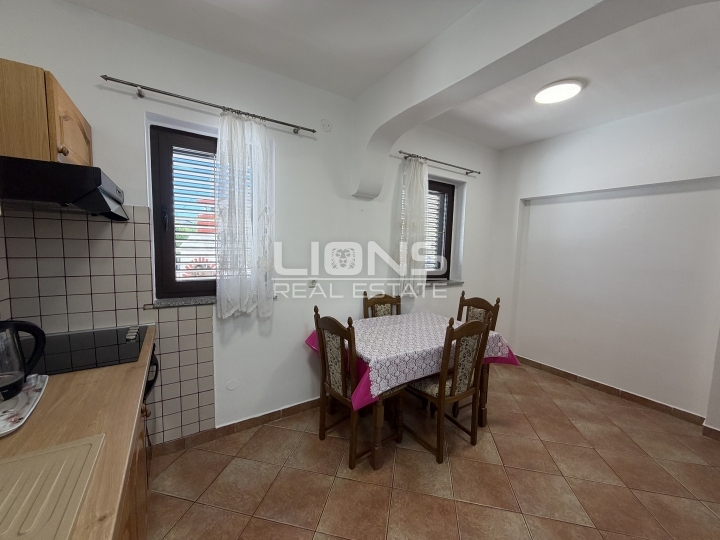 Otok Krk, Omišalj, 2Skl., balkon + privatan parking