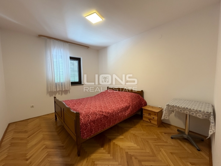 Otok Krk, Omišalj, 2Skl., balkon + privatan parking