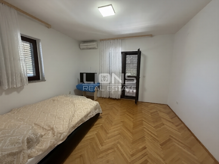 Otok Krk, Omišalj, 2Skl., balkon + privatan parking
