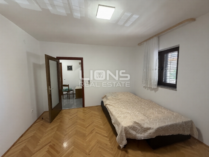 Otok Krk, Omišalj, 2Skl., balkon + privatan parking
