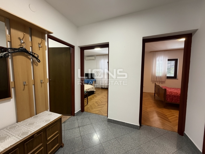 Otok Krk, Omišalj, 2Skl., balkon + privatan parking