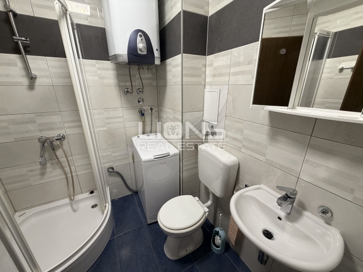 Otok Krk, Omišalj, 2Skl., balkon + privatan parking