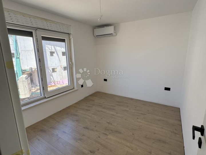 Povljana – zgrada s tri apartmana u nizu, odlična prilika za investiciju ili turistički najam