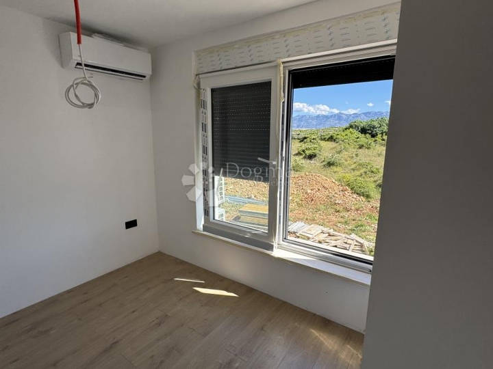Povljana – zgrada s tri apartmana u nizu, odlična prilika za investiciju ili turistički najam