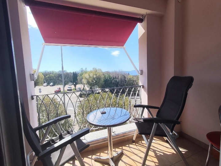 Novouređeni apartman sa pogledom na more
