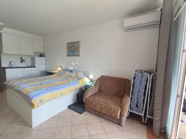 Novouređeni apartman sa pogledom na more