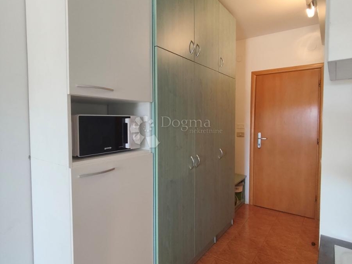 Novouređeni apartman sa pogledom na more