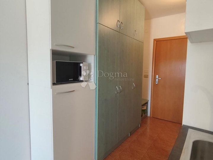 Novouređeni apartman sa pogledom na more
