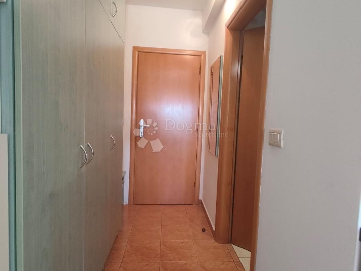 Novouređeni apartman sa pogledom na more