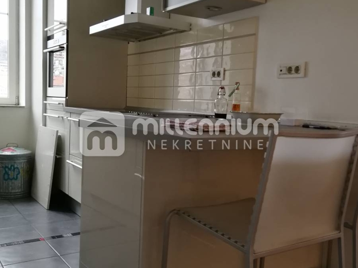 Rijeka, Centar, autentično luksuzan stan kojim dominira raskoš prostora