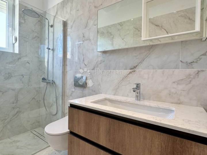 Novi Vinodolski - adaptiran stan 57 m² - pogled na more