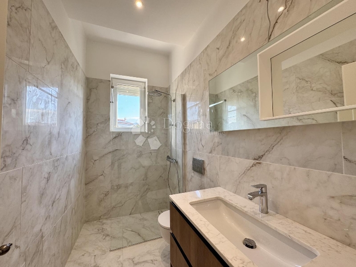 Novi Vinodolski - adaptiran stan 57 m² - pogled na more