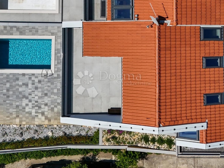 Luksuzni APP u novogradnji 152 m2 s bazenom i okućnicom 180 m2