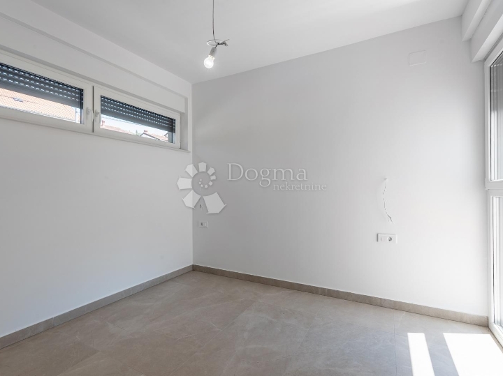 Luksuzni APP u novogradnji 152 m2 s bazenom i okućnicom 180 m2