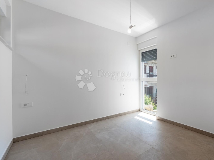 Luksuzni APP u novogradnji 152 m2 s bazenom i okućnicom 180 m2