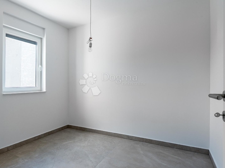 Luksuzni APP u novogradnji 152 m2 s bazenom i okućnicom 180 m2