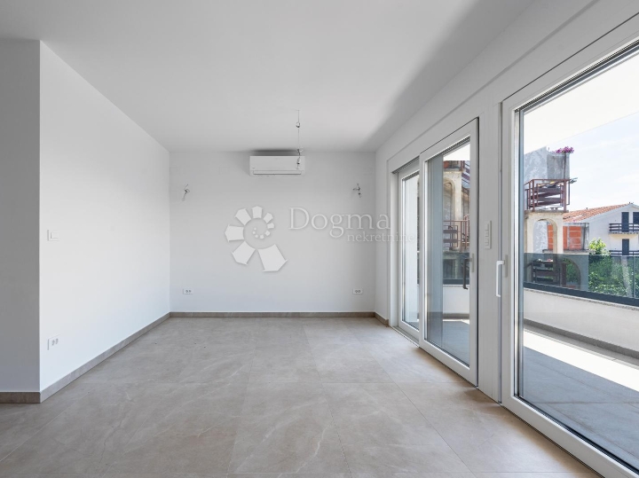 Luksuzni APP u novogradnji 152 m2 s bazenom i okućnicom 180 m2