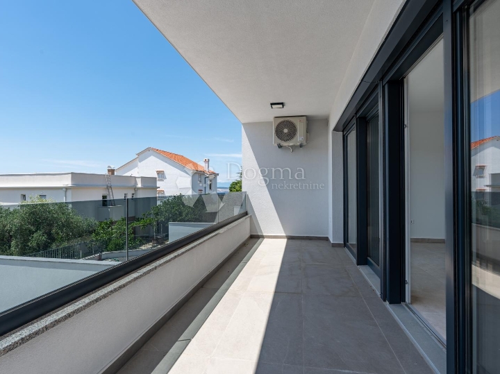 Luksuzni APP u novogradnji 152 m2 s bazenom i okućnicom 180 m2