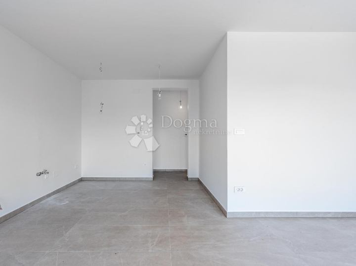 Luksuzni APP u novogradnji 152 m2 s bazenom i okućnicom 180 m2