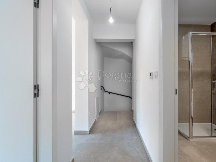 Luksuzni APP u novogradnji 152 m2 s bazenom i okućnicom 180 m2
