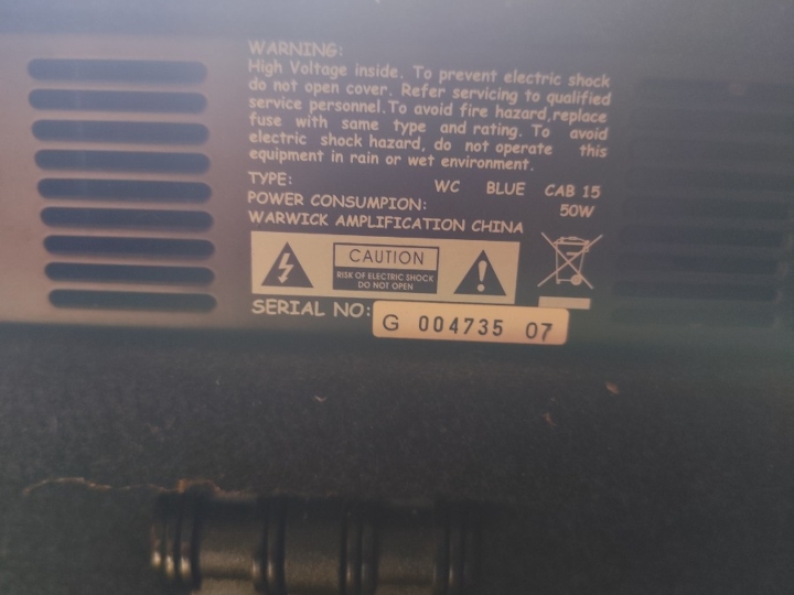 Bas gitara Yamaha i Warwick pojačalo 15 W s koferom
