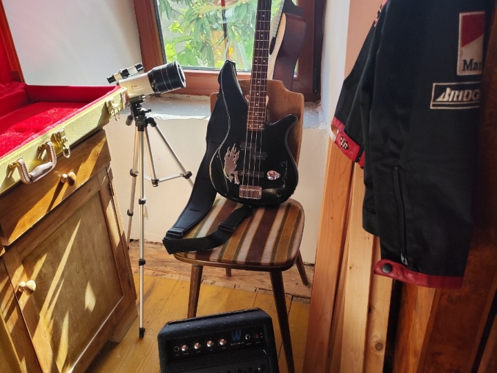 Bas gitara Yamaha i Warwick pojačalo 15 W s koferom
