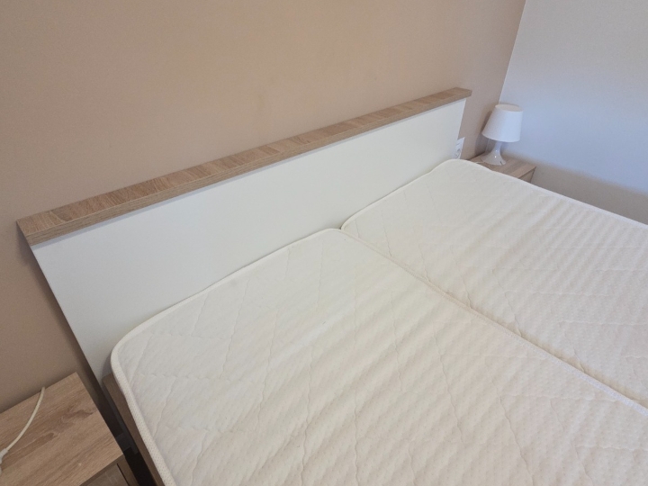 Krevet 160x200, podnice, madrace i noćne ormariće