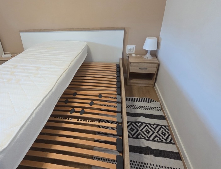 Krevet 160x200, podnice, madrace i noćne ormariće