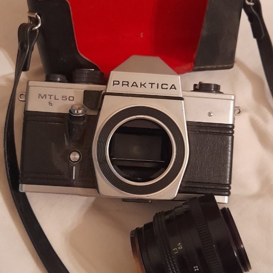 Analogni fotoaparat Praktica MTL 50 + Pentacon 50mm objektiv (M42)