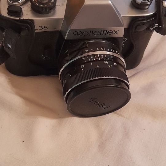 Lot Vintage Fotoaparata i Kamera – Rolleiflex, Praktica, Sankyo